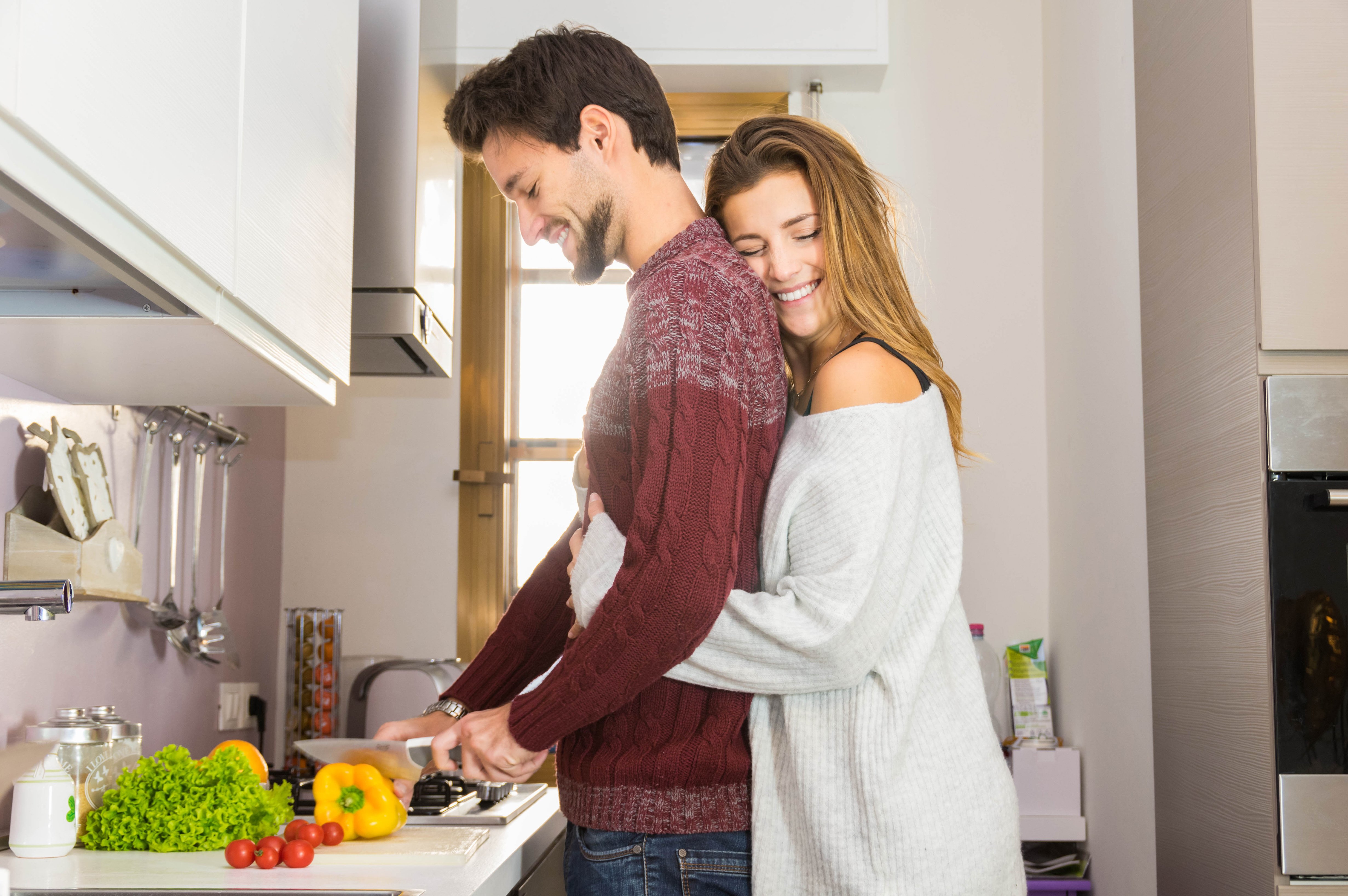 Я очень забочусь. Мужчина и женщина на кухне. Пара обнимается на кухне. Фотосессия пары на кухне. Объятия на кухне.