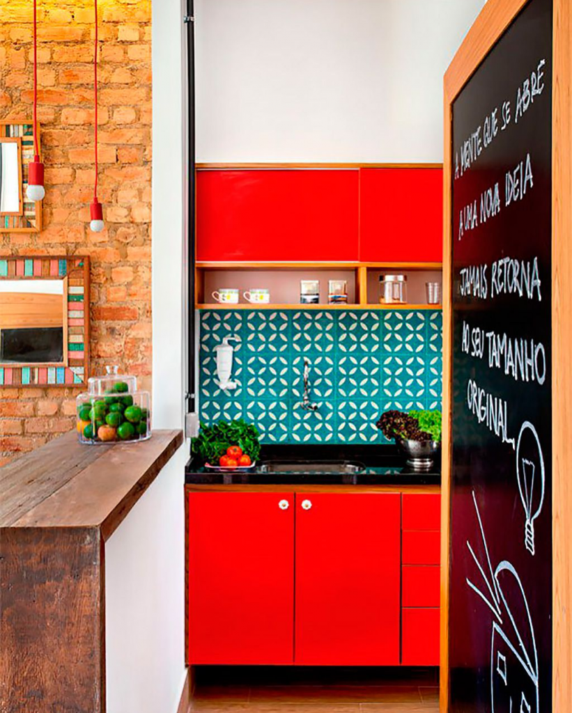 Кухня с красным холодильником