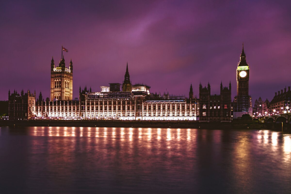 Houses of parliament are in london. Здание парламента - Вестминстерский дворец. Биг Бен и Вестминстерский дворец. Парламент Великобритании. Вестминстерский дворец, Лондон. Достопримечательности Лондона Вестминстерский дворец.