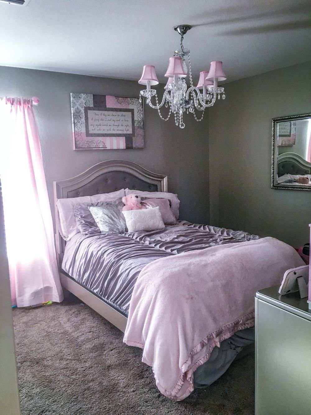 Серо розовый интерьер спальни