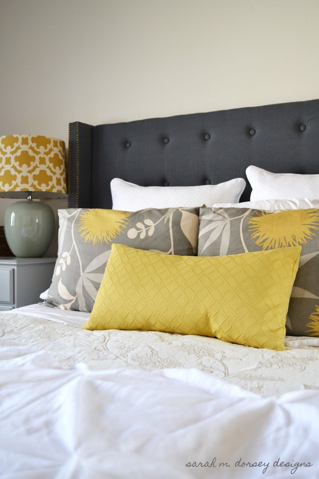 Декоративные подушки в интерьере спальни