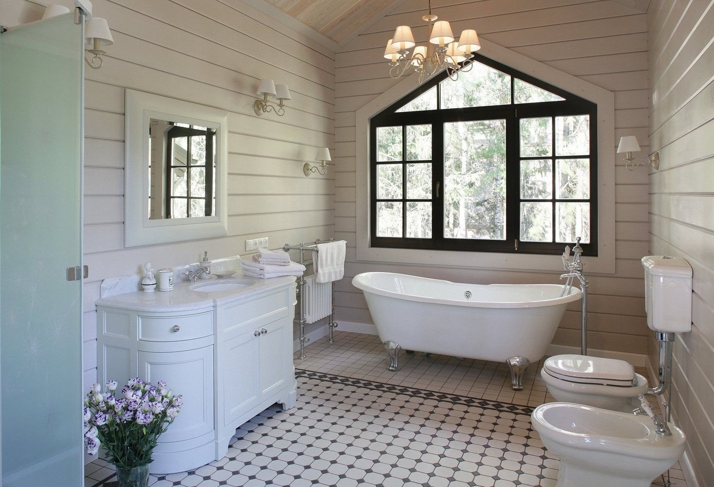 Интерьер ванной комнаты в деревянном доме из сруба.