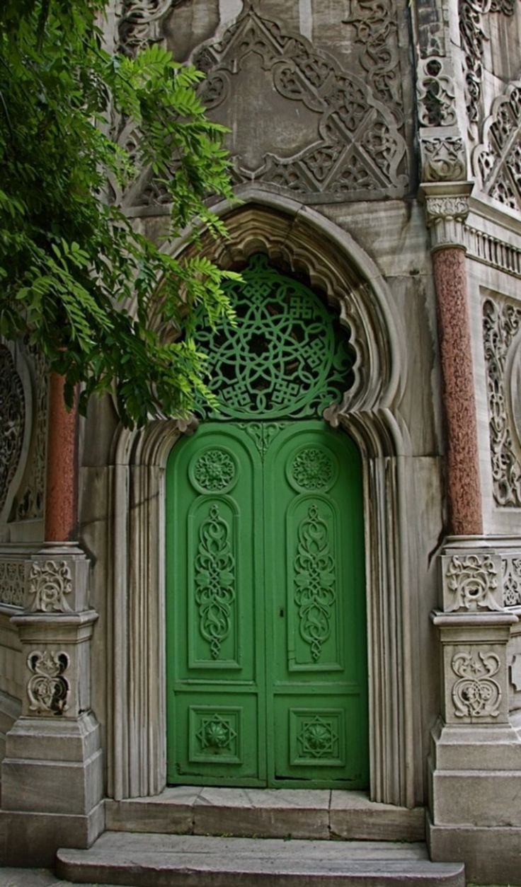 Красивые старые двери. Красивые двери. Красивые старинные двери. Старая красивая дверь. Красивые необычные двери.