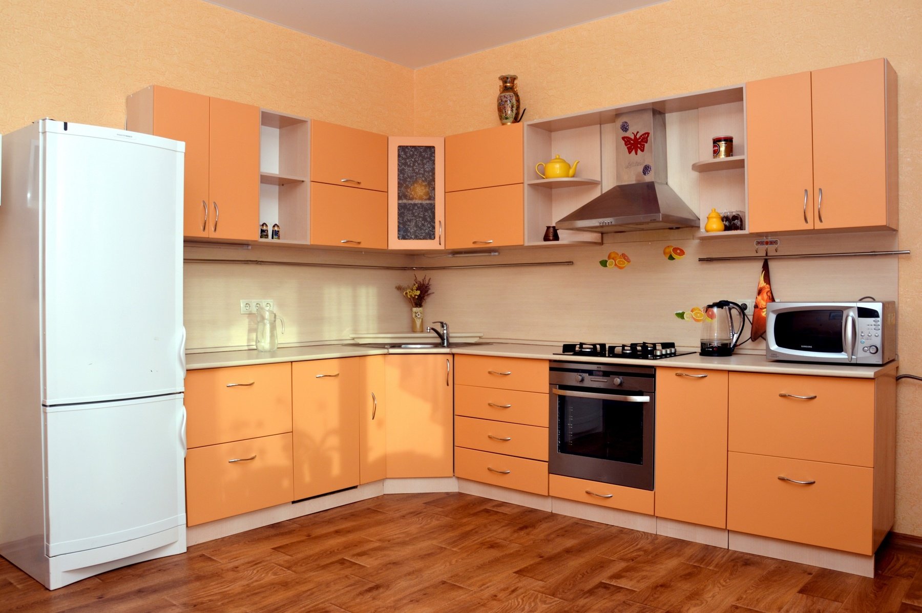 Хорошая простая кухня. Кухня апельсин угловая. Кухонный гарнитур оранжевого цвета. Оранжевая угловая кухня. Персиковый кухонный гарнитур.