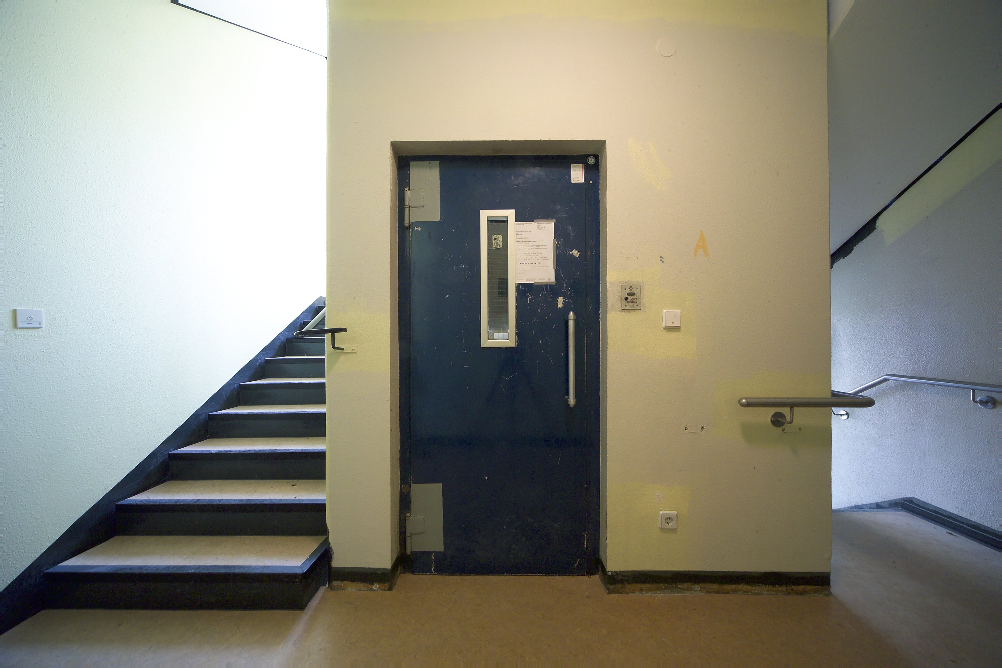 Внутреннего края подъезда. Входная дверь в интерьере подъезда. Лестничная площадка. Дверь на лестничную площадку. Двери на лестничную клетку.