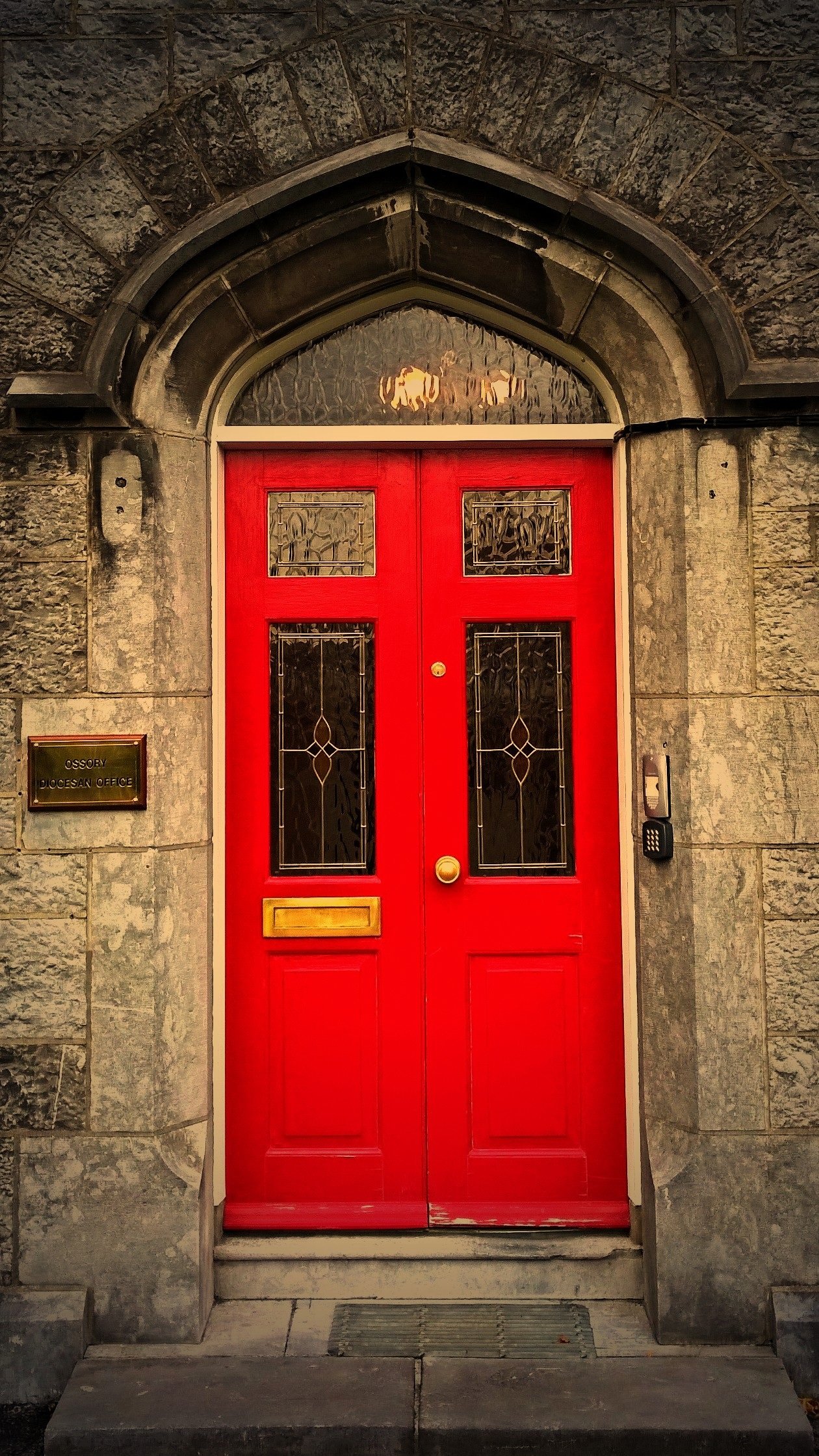 Крас дверь. Красная дверь. Входная дверь красного цвета. Старинная дверь красная. Дом с красной дверью.