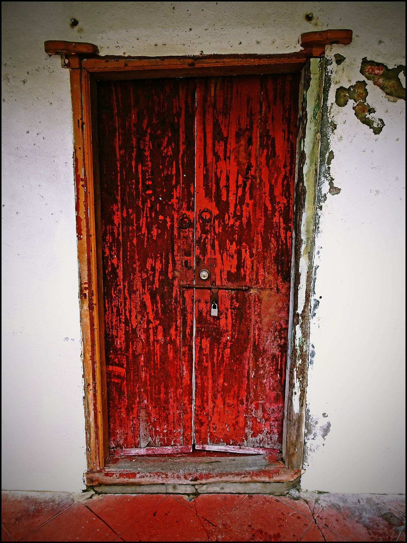 Жуткие двери. Страшная дверь. Страшная металлическая дверь. Старая дверь в квартиру.