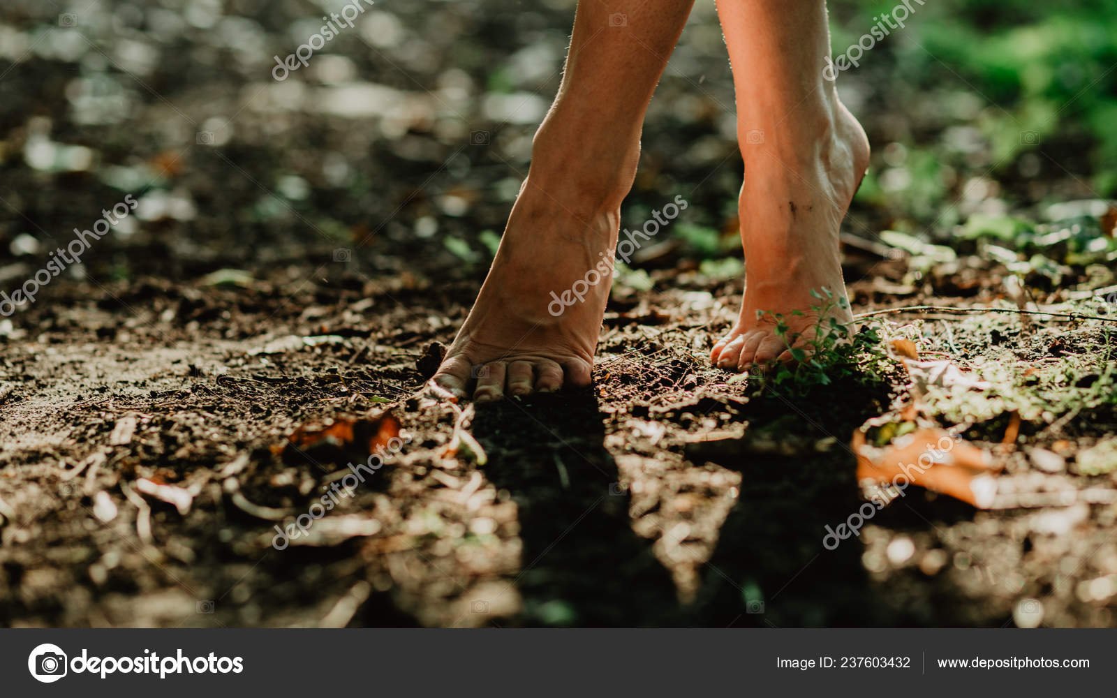 Зиверт босиком. Ноги на земле. Женские ноги на земле. Босые ноги в лесу. Босыми ногами по земле.