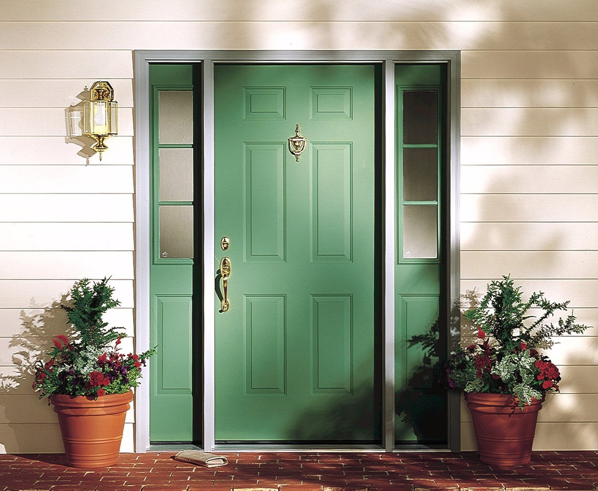 Недорогие входные двери в дом. Дверь входная деревянная. Зеленая входная дверь. Входная дверь на дачу. Красивые двери.