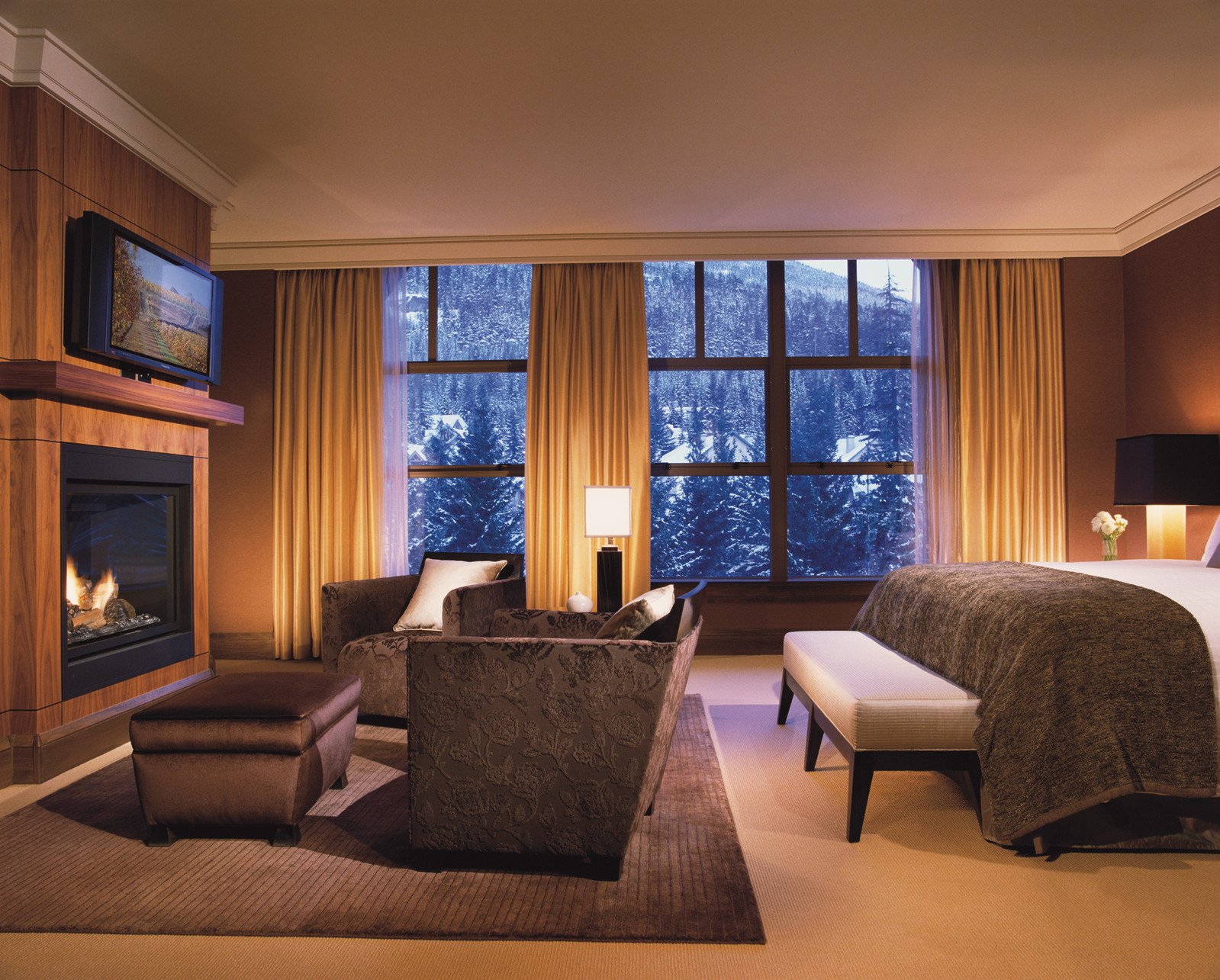 Evening room. Отель four Seasons Resort Whistler. Four Seasons Hotel Уистлер. Спальня с камином. Уютная комната с камином.