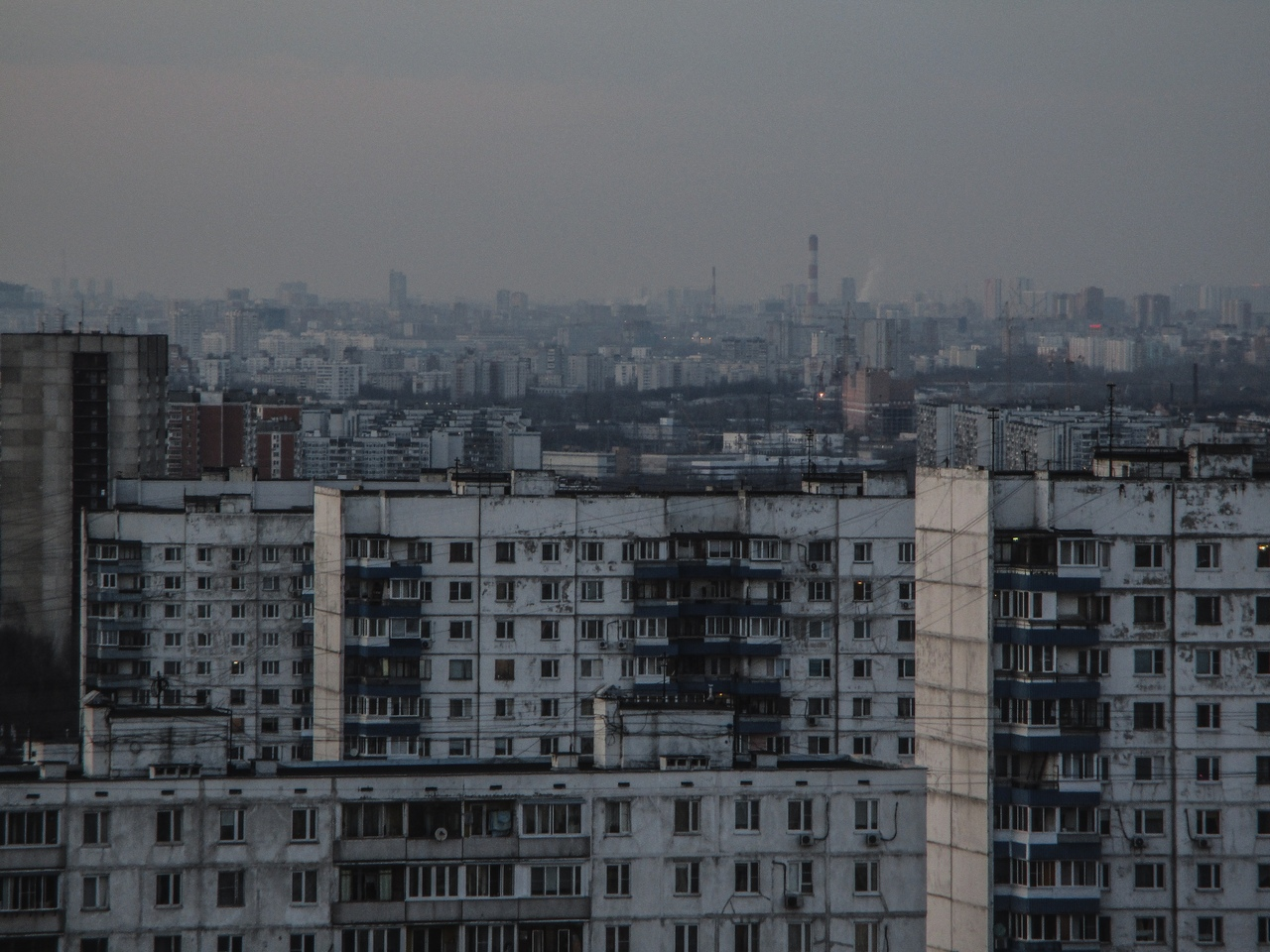 Жизнь в спальных районах. Спальный район Москвы. Мрачные спальные районы. Спальные районы Эстетика. Мрачные многоэтажки.