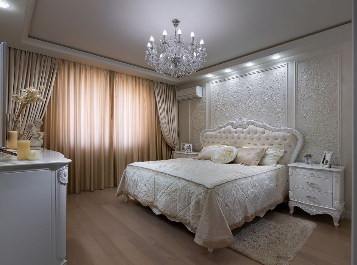 Дизайн спальни в светлых тонах классика