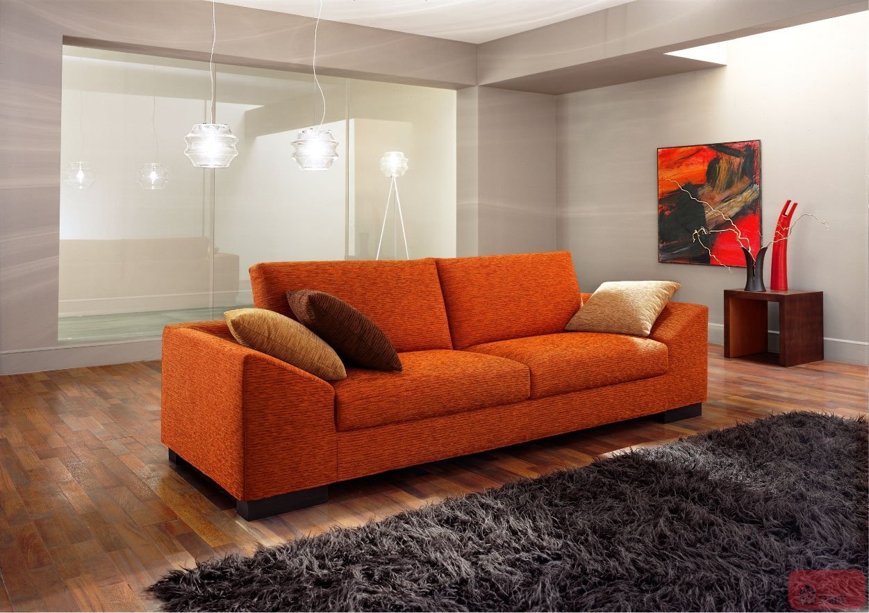 Лосинах диваны. Оранжевый диван в интерьере. Оранжевый диван в интерьере гостиной. Оранжевая мягкая мебель в интерьере. Диван оранжевого цвета в интерьере.
