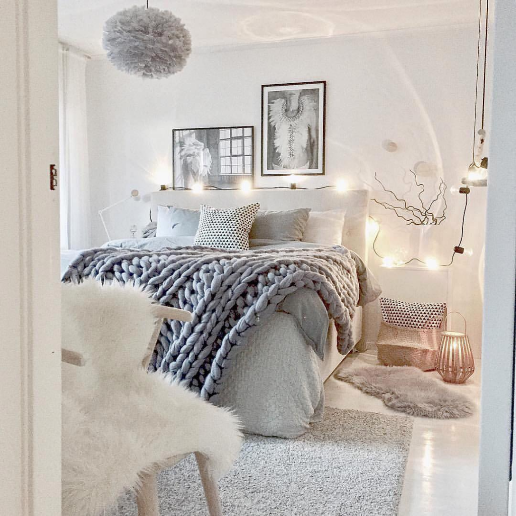 Красивая белая спальня