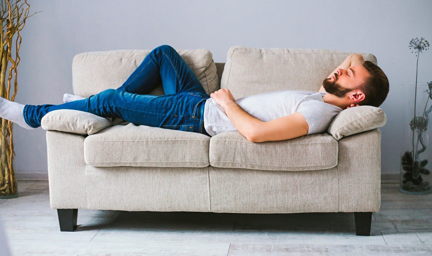 Человек лежащий на диване - 41 фото