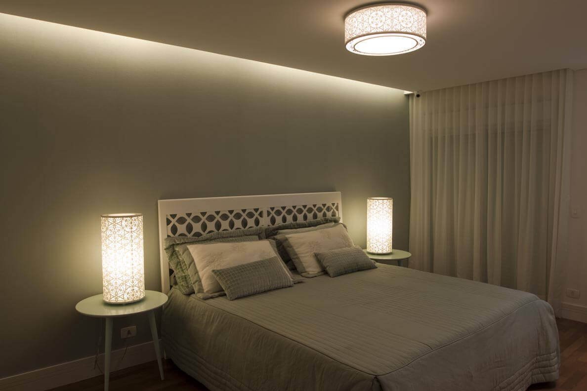 Точечные светильники в спальне без люстры