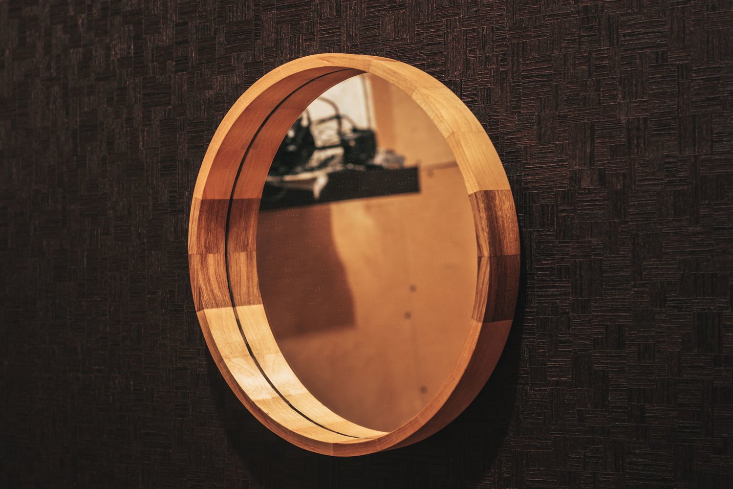 Круглая дверь купить. Lu/зеркало кругл. В0128.000. Круглое зеркало вайлдберриз. Зеркало круглое деревянное. Круглое зеркало в деревянной раме.