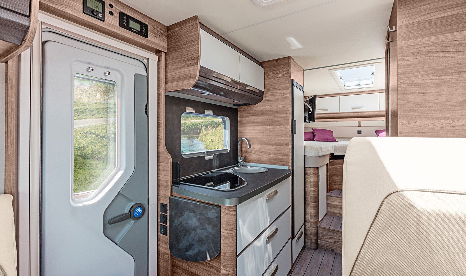 Hymer автодом в лесу