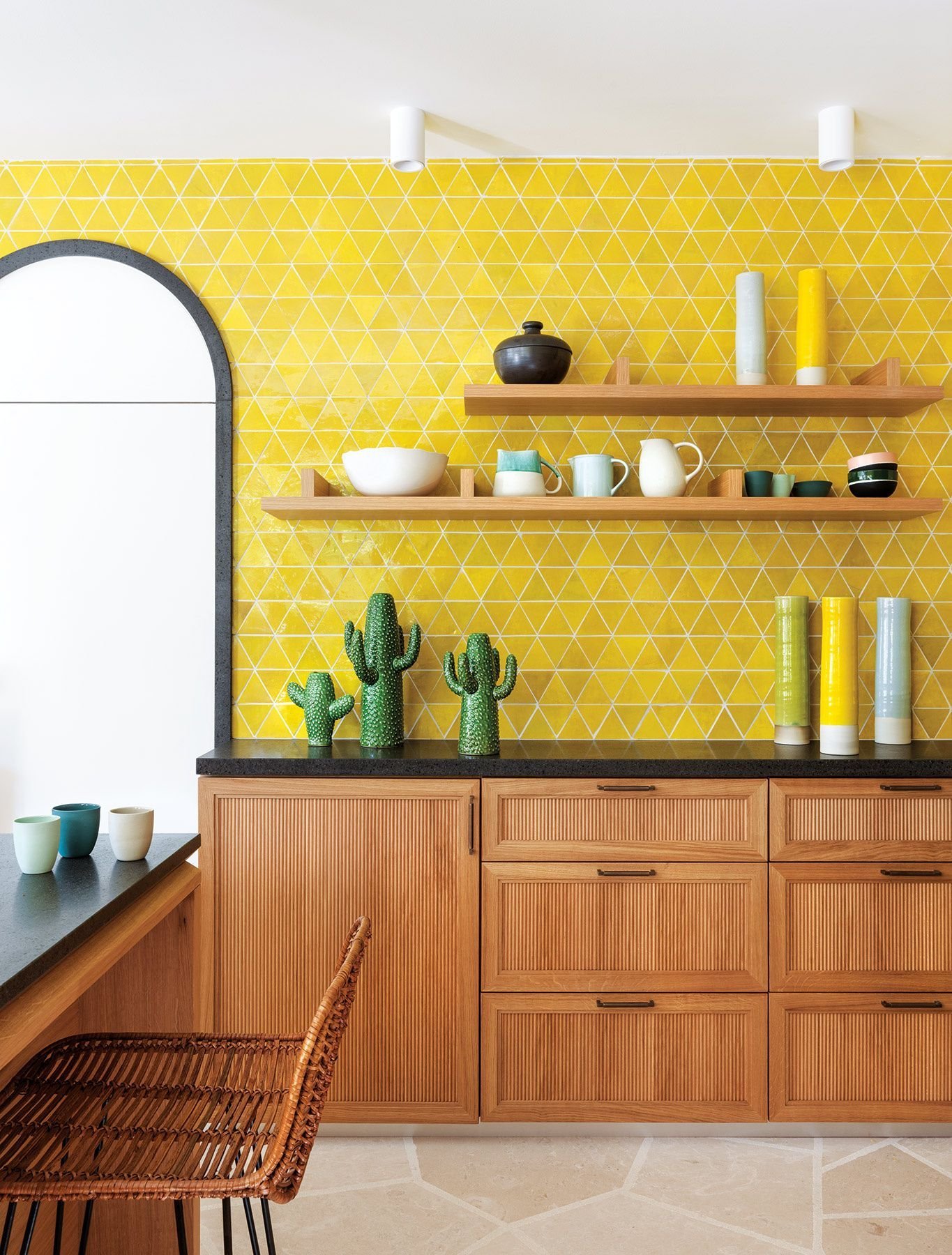 Чем отделать кухню кроме обоев. Желтые стены на кухне. Желтая плитка на фартук. Стены на кухне. Желтая плитка для кухни на фартук.