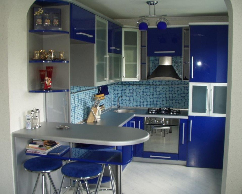 Встроенный кухонный гарнитур для маленькой кухни