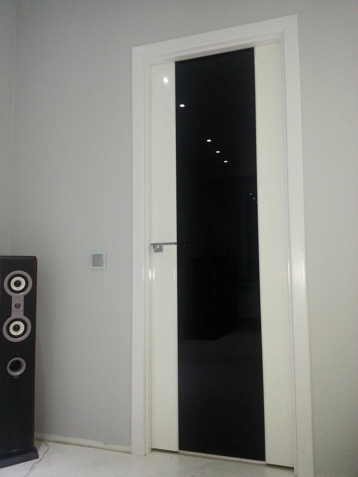 Белые двери с черным стеклом