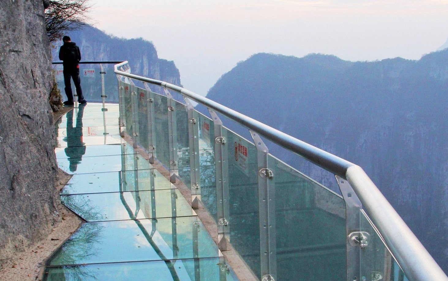 Игра в кальмара стеклянный мост. Гора Тяньмэнь стеклянный мост. Стеклянный мост на реке Бзыбь. Glass Sky walk стеклянный мост Тяньмэнь. Skywalk Пусан.