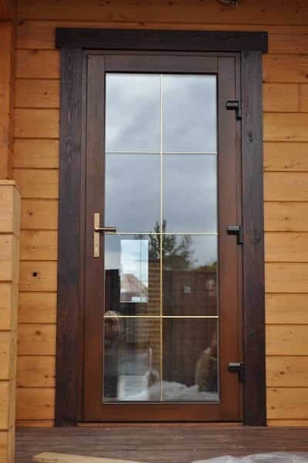 Дверь входная деревянная со стеклом