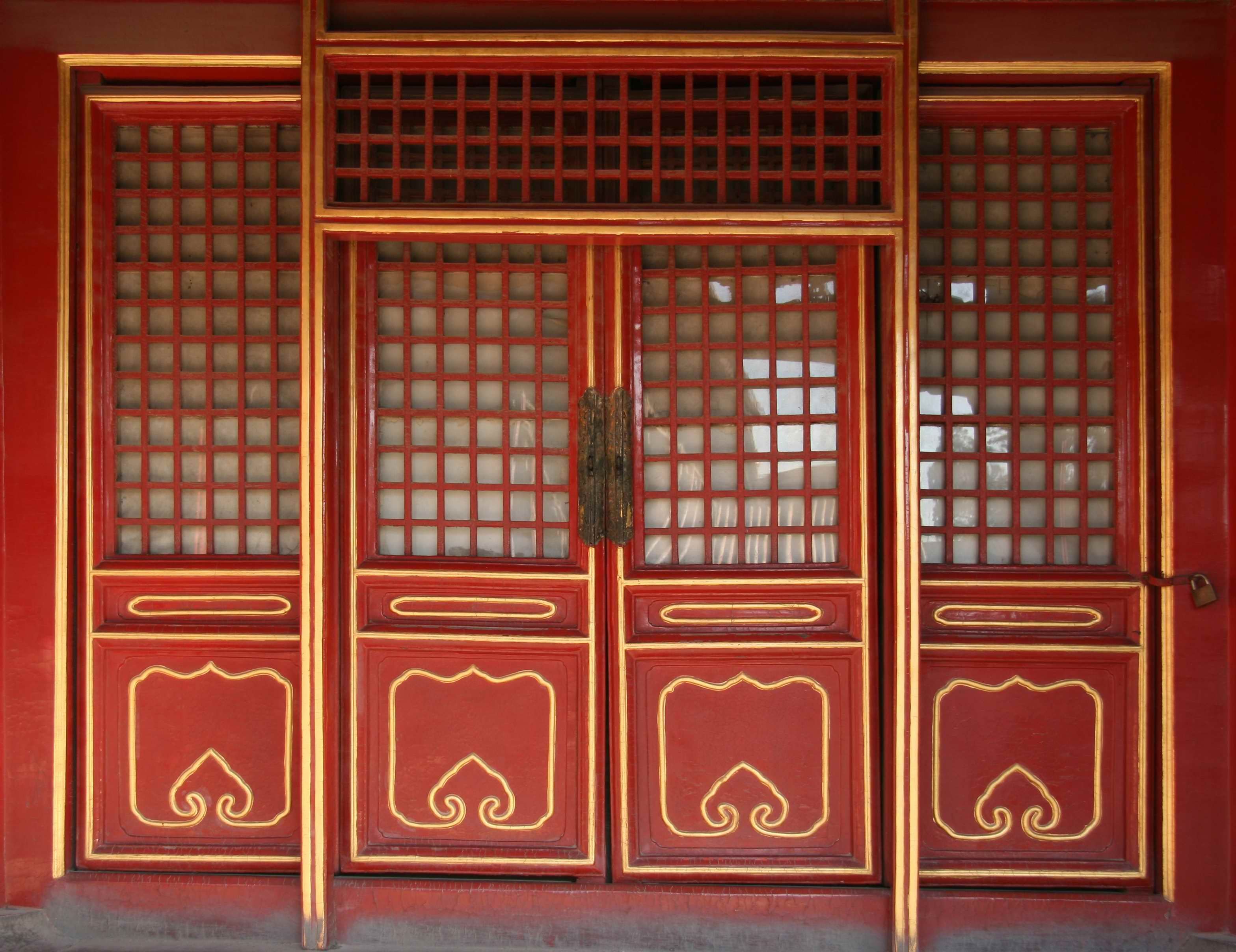 Двери в китайских домах. Двери в китайском стиле. Китайские двери традиционные. Двери в японском стиле. Входная дверь в китайском стиле.