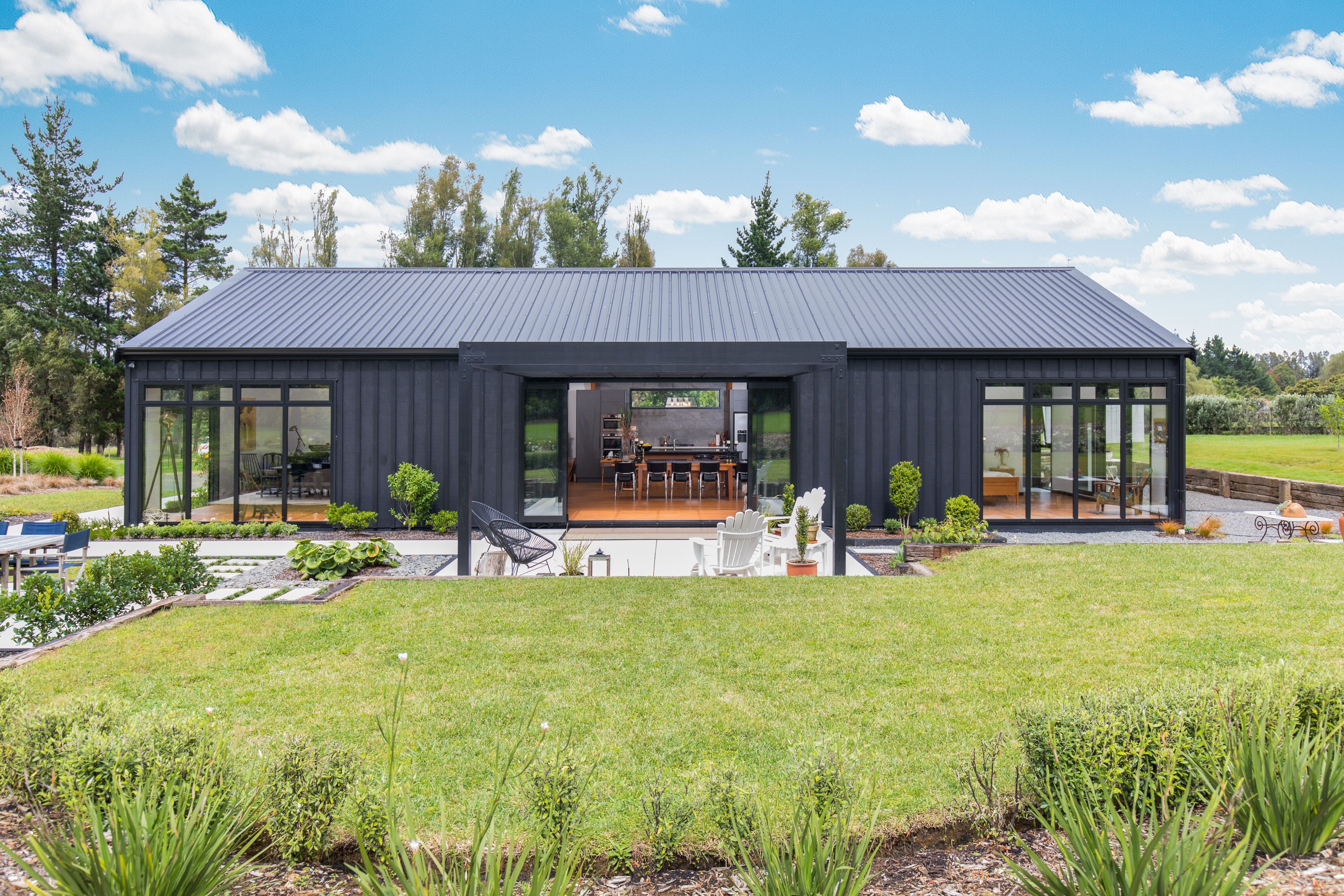 Беседка в стиле барнхаус. Барнхаус Тини Хаус. Барн хаусы Barn House с односкатной крышей. Барнхаус одноэтажный. Тини Хаус одноэтажный.