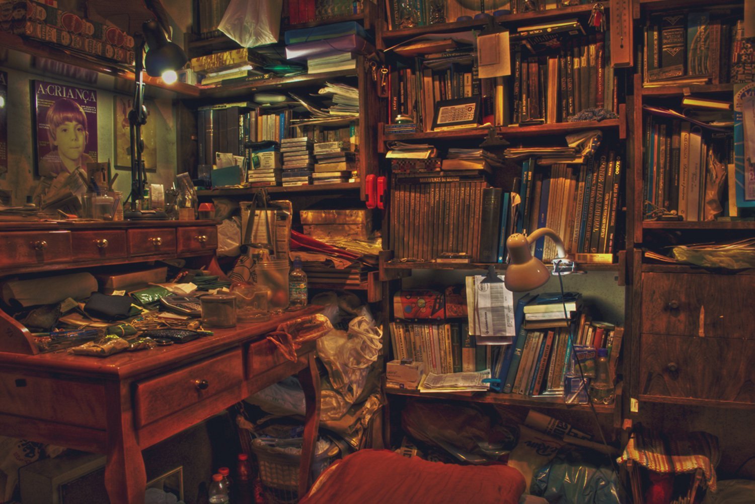Отыщите место со множеством книг. Хлам в комнате. Старинные вещи. Комната с кучей вещей. Хлам в кладовке.
