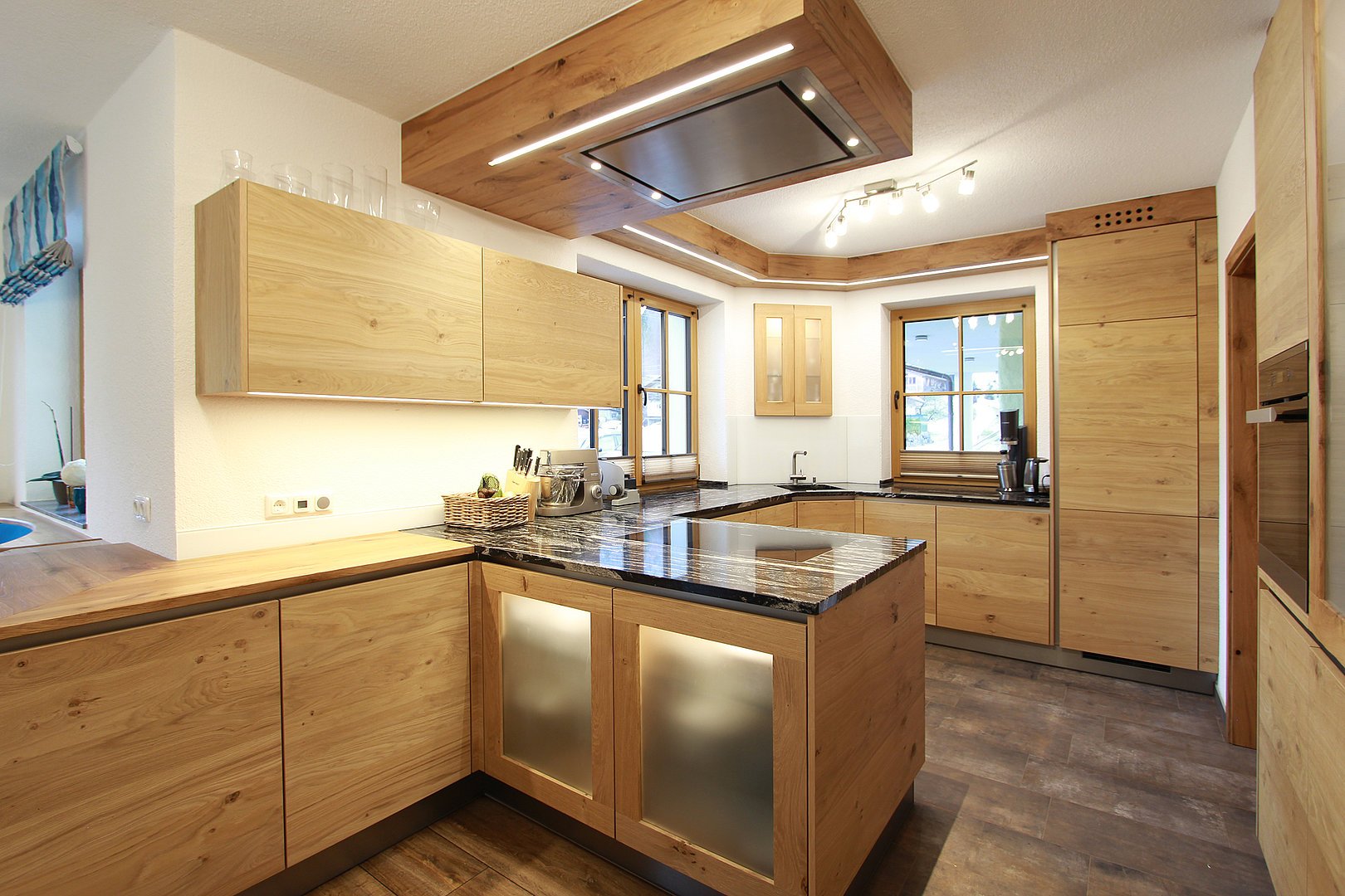 Кухня деревянная ремонт. Кухни деревянные современные. Стильная деревянная кухня. Деревянные кухни в современном стиле. Кухня под дерево.