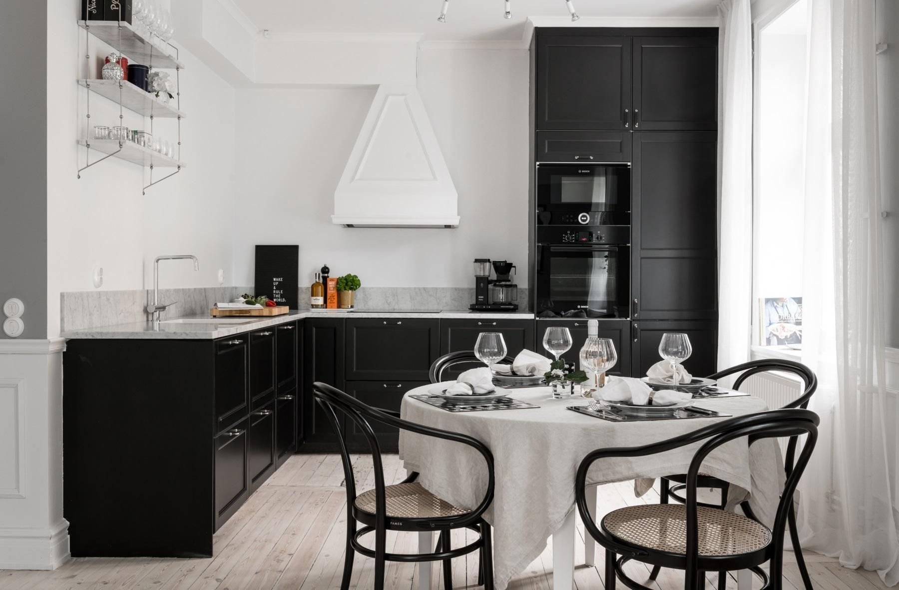 Черный стол на кухне. Черный круглый стол в интерьере кухни. Кухня в черно белых тонах. Черные кухни столовые.