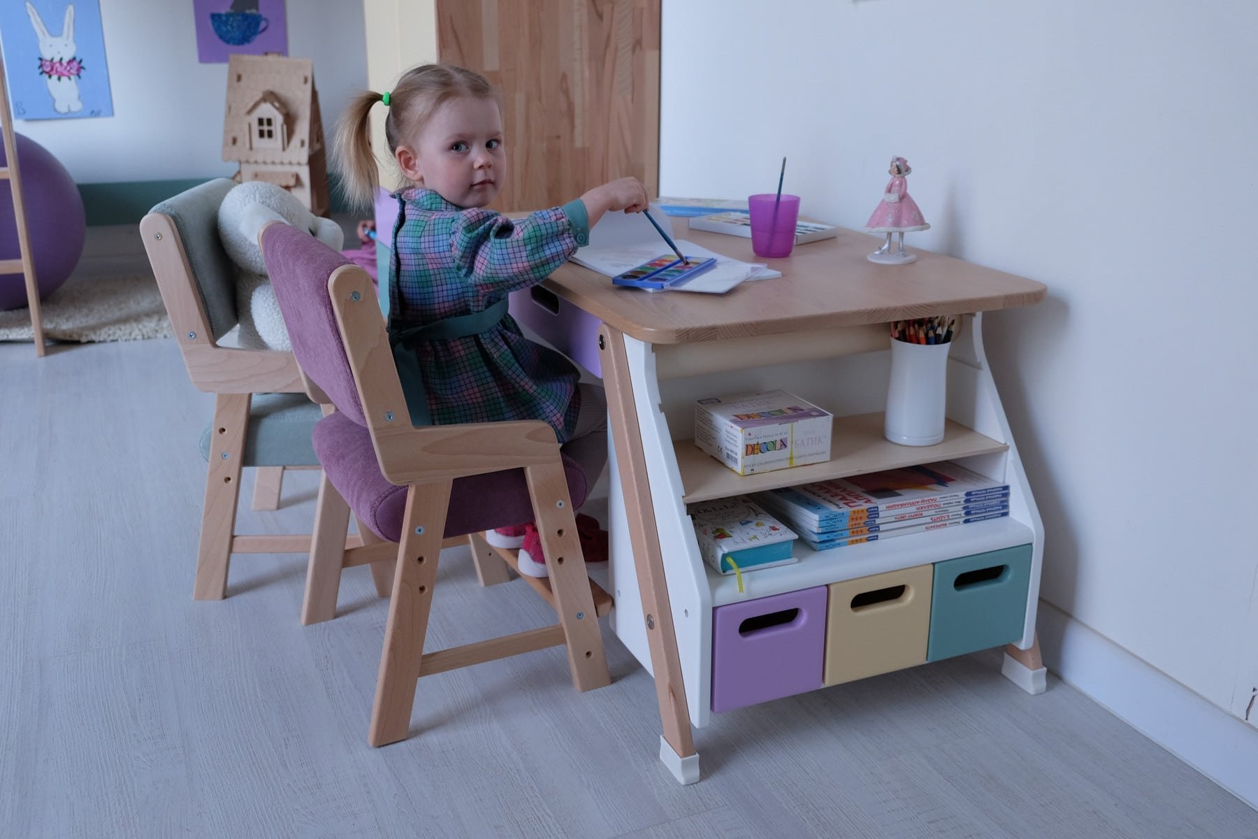 Столы детские москва. Детский столик Бильбо. Столик для малышей. Столик для ребенка 3 лет. Столик детский деревянный.