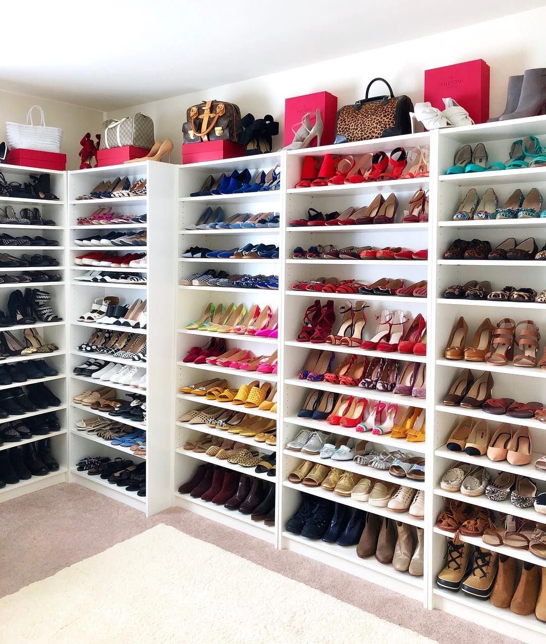 Много одежды и обуви магазин. Гардероб для обуви. Полки для обуви в гардеробную. Гардеробная для обуви. Шкаф с туфлями.