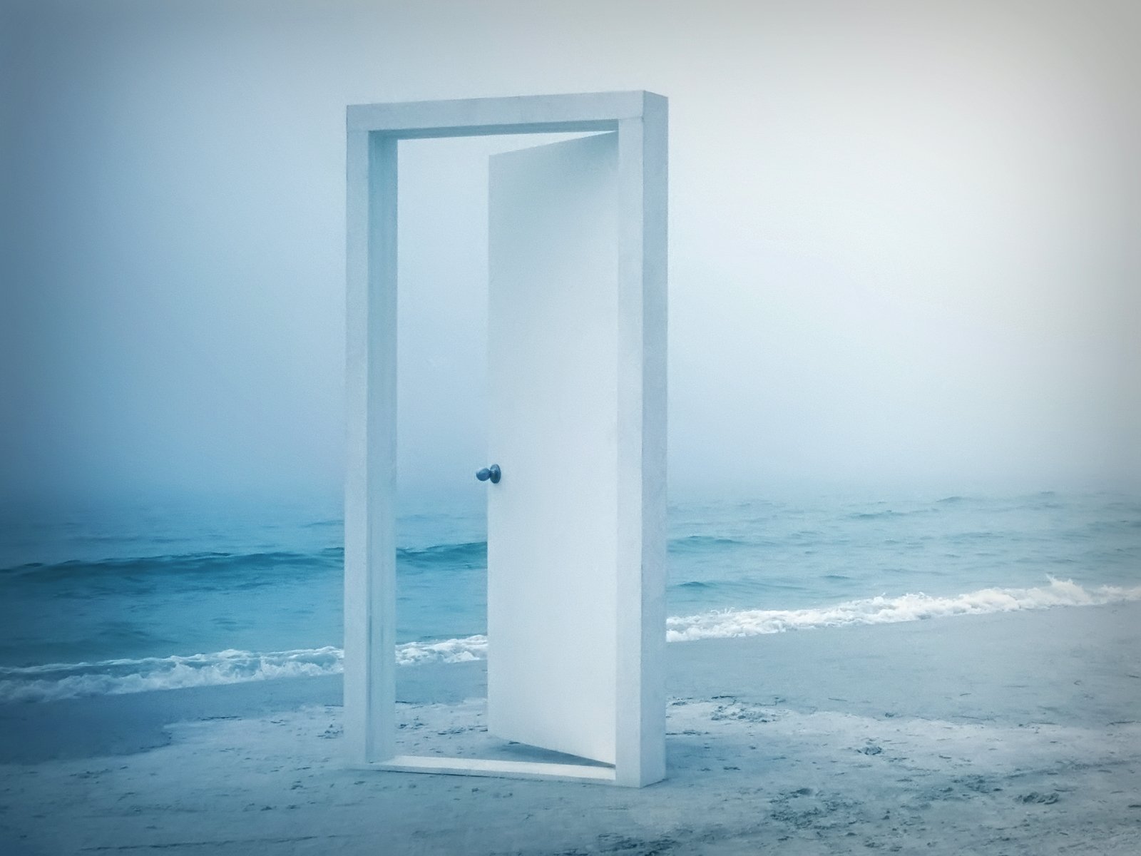 Сон открывающейся двери. Открытая дверь. Дверь открывается. Приоткрытая дверь. Дверь в море.
