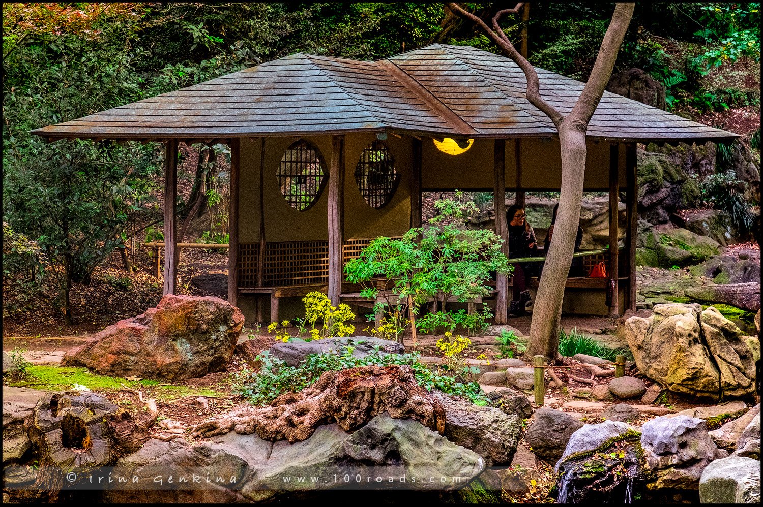 Чайная церемония в японском саду. Чайный домик тясицу. Парк Рикугиен, Токио, Япония. Тясицу чайный домик в Японии. Сад Рикугиэн Токио.
