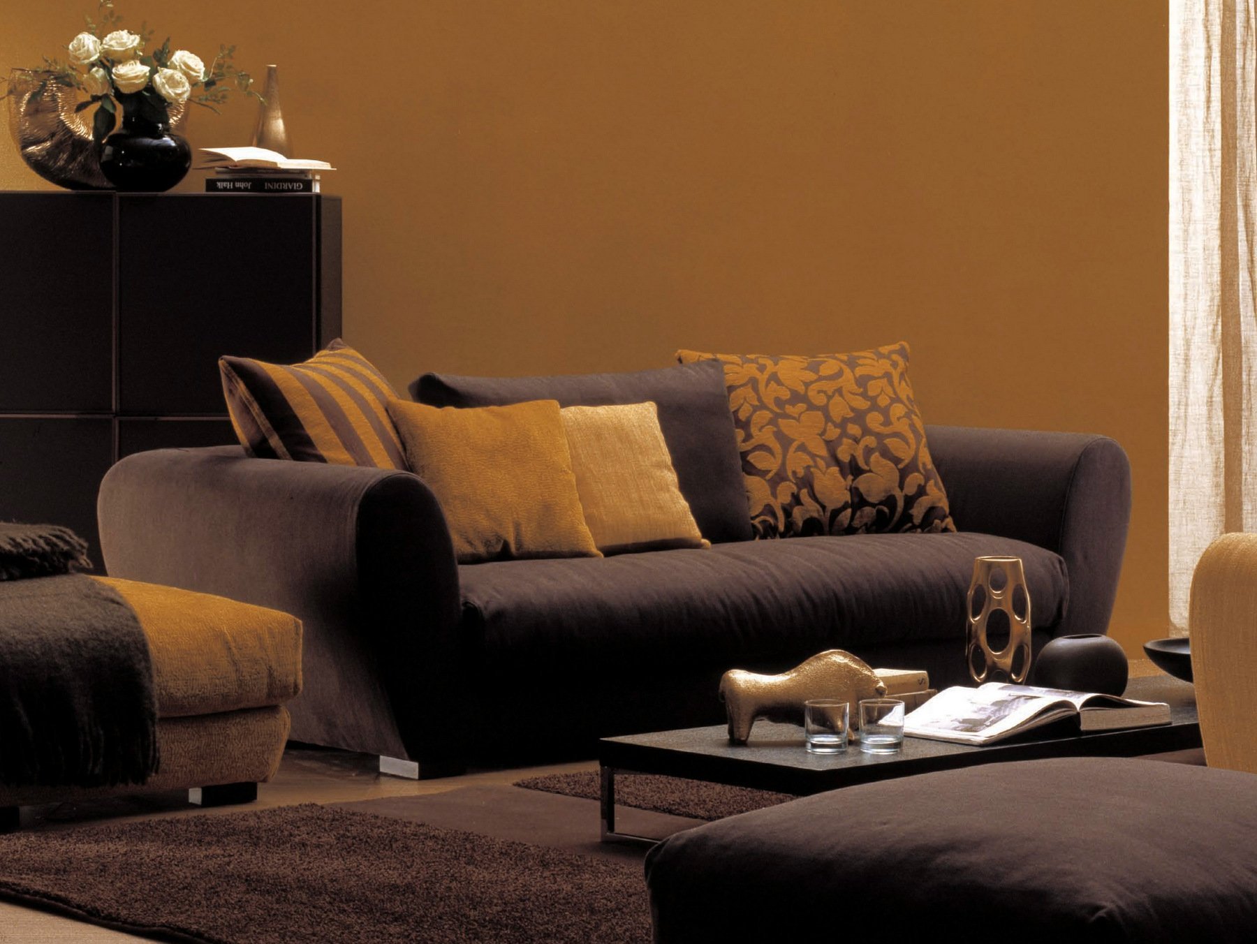 Какой цвет напротив коричневого. Коричневый цвет в интерьере. Шоколадный диван в интерьере. Коричневый диван в интерьере. Шоколадный диван в интерьере гостиной.