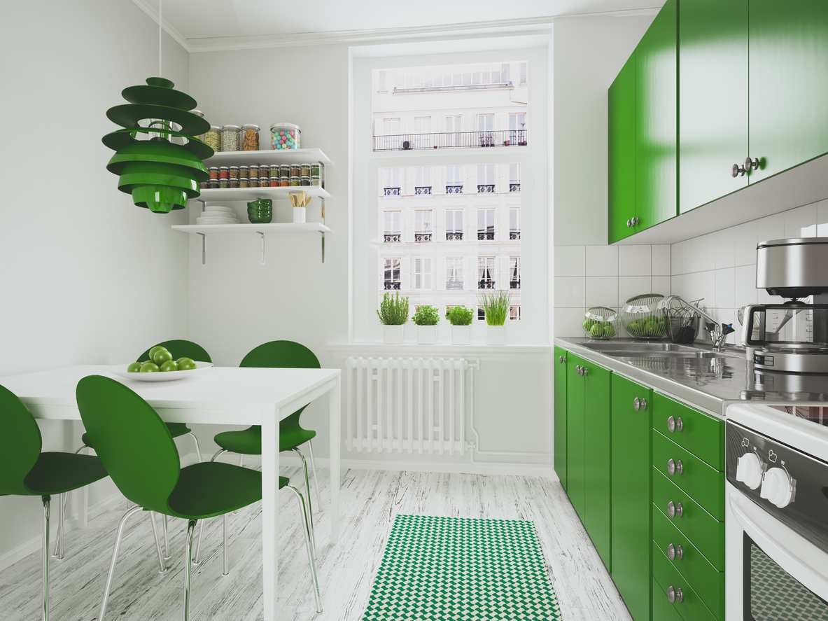 Белая кухня с зелеными стульями