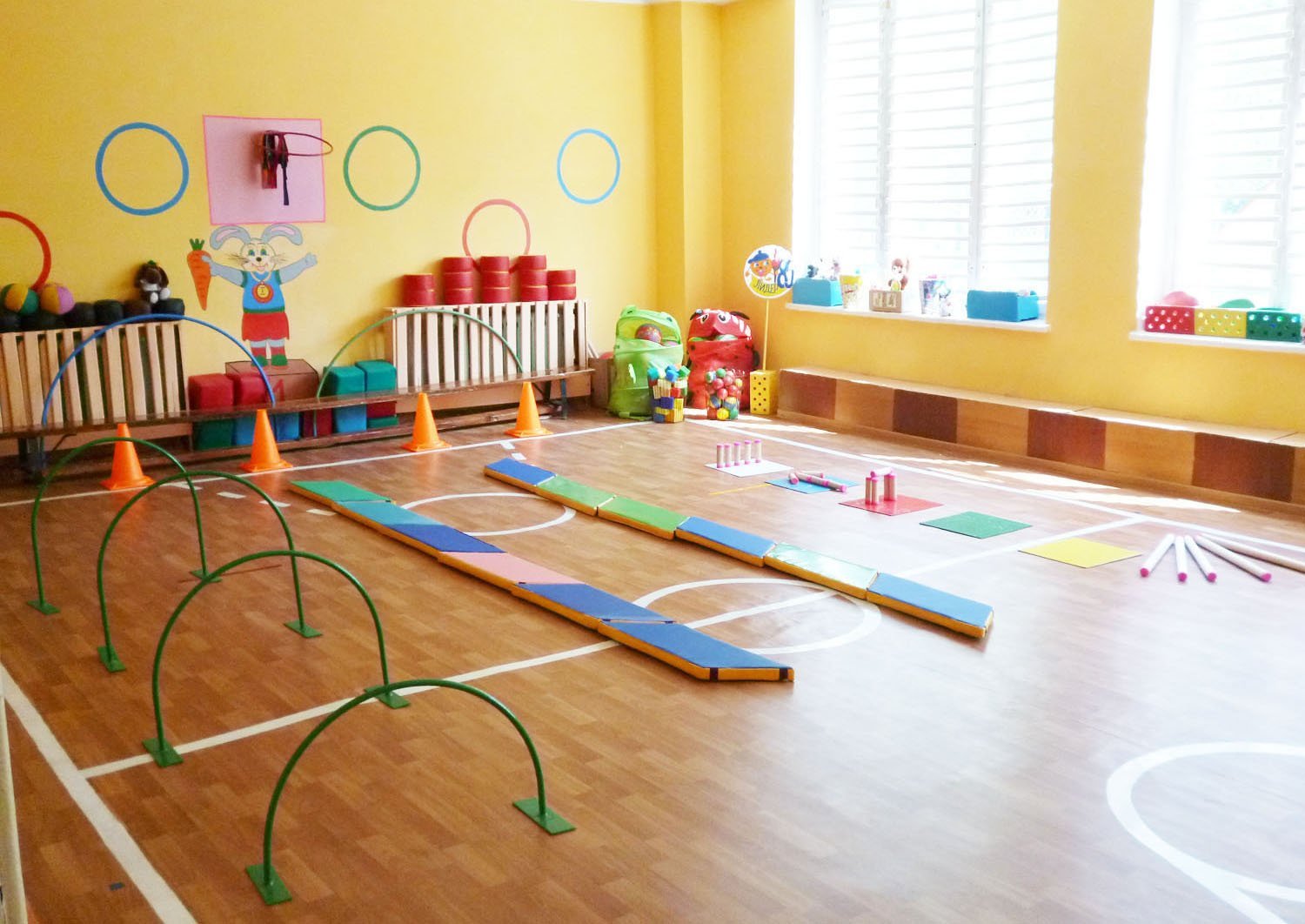 Физкультурный зал в детском саду - 53 фото