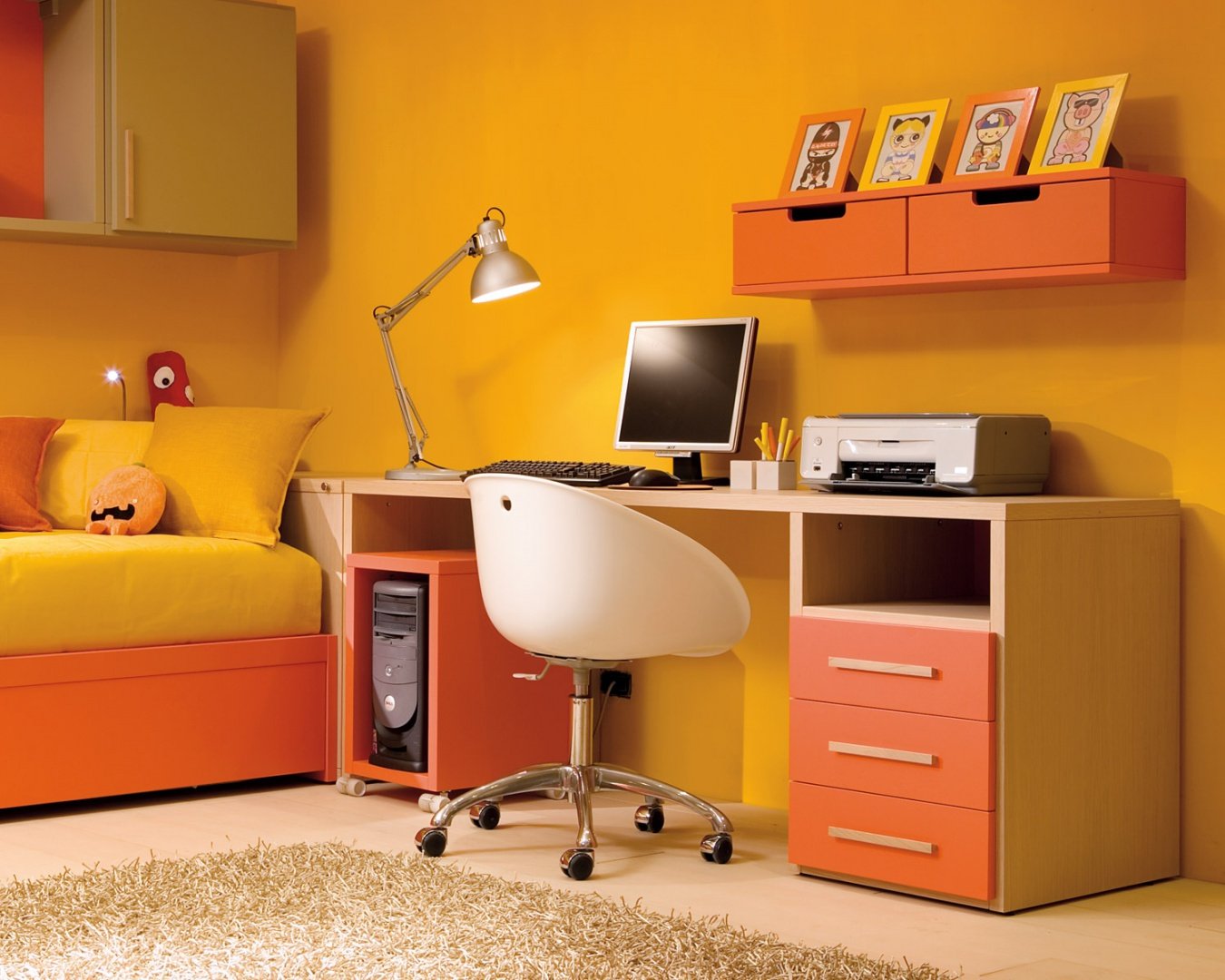 Оранжевый столик. Детские письменные столы. Детские письменные столы для школьников. Мебель для школьника. Мебель в детскую комнату для школьника.