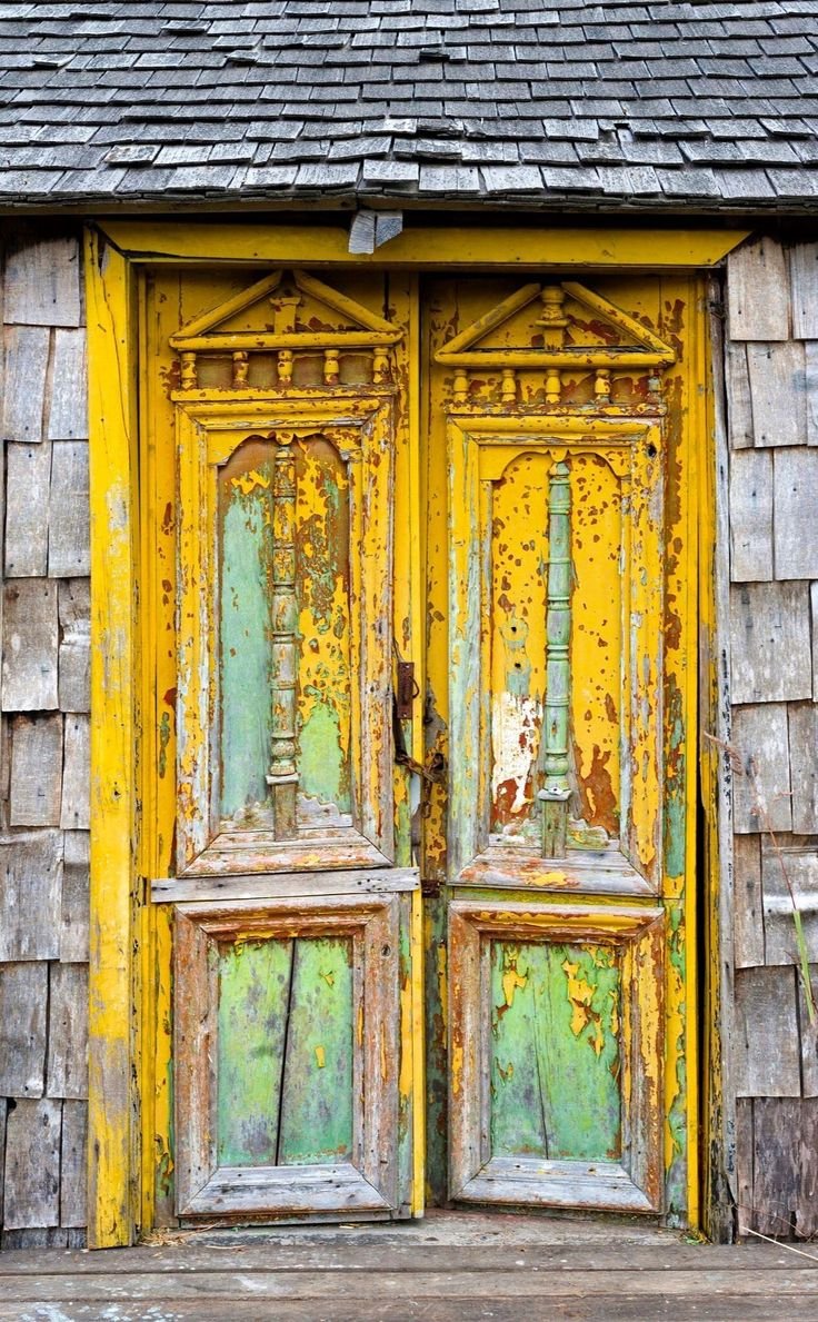 Красивые старые двери. Старая дверь. Старинная дверь. Деревянная дверь. Серые двери.