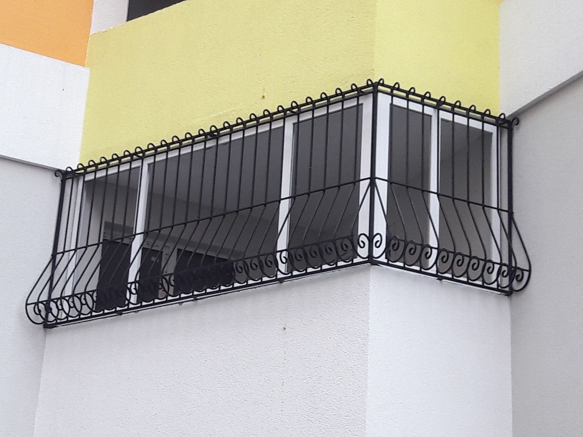 Решетка на лоджию. Решетка на балкон. Металлические решетки на балкон. Решетки на открытый балкон. Рашотки для болкон.