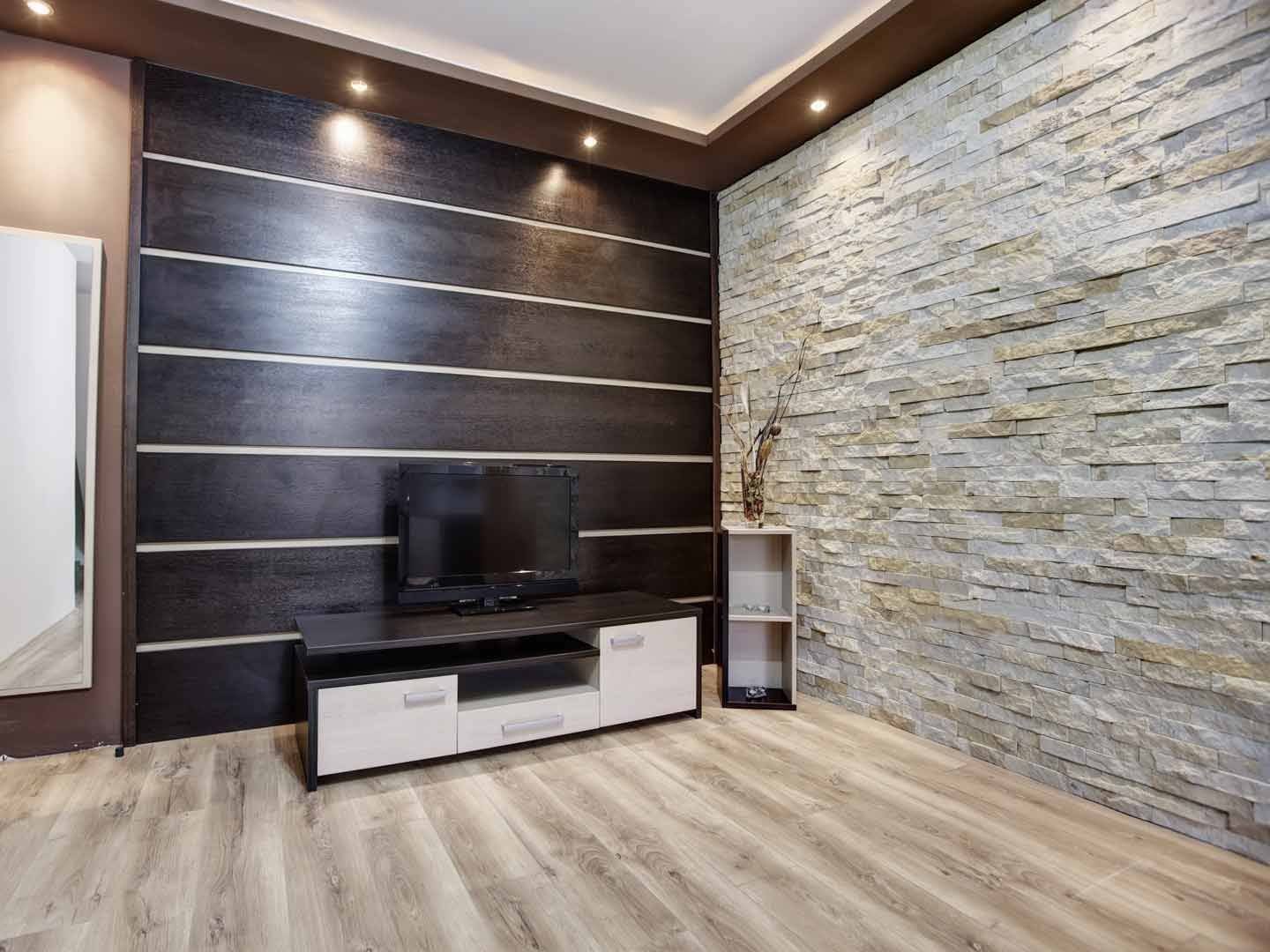 Интерьер гостиной с декоративными панелями