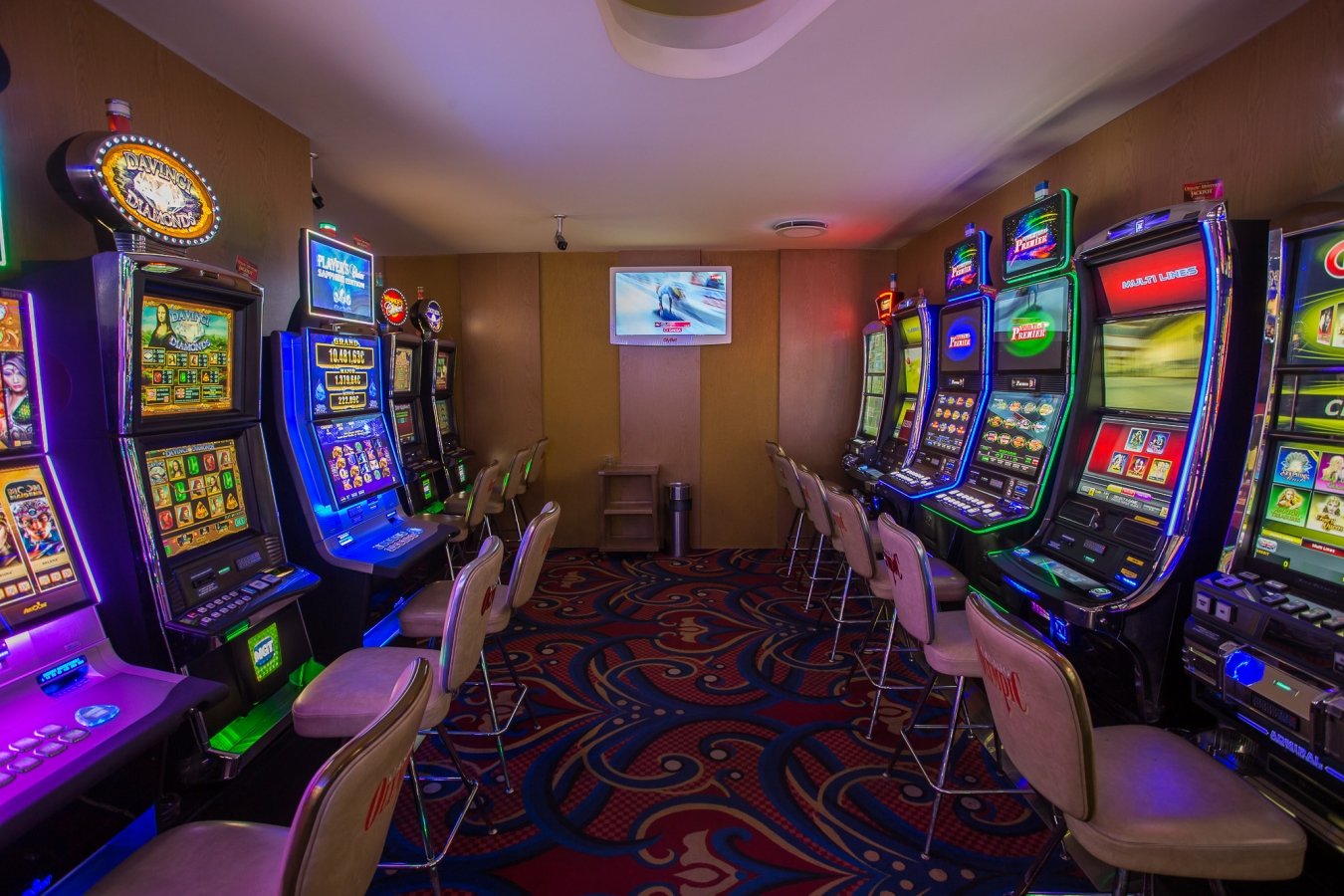 Игровой зал 777. Казино игровые автоматы IRMS/1488/59101. Зал игровых автоматов. Игровой зал казино. Помещения с игровыми автоматами.