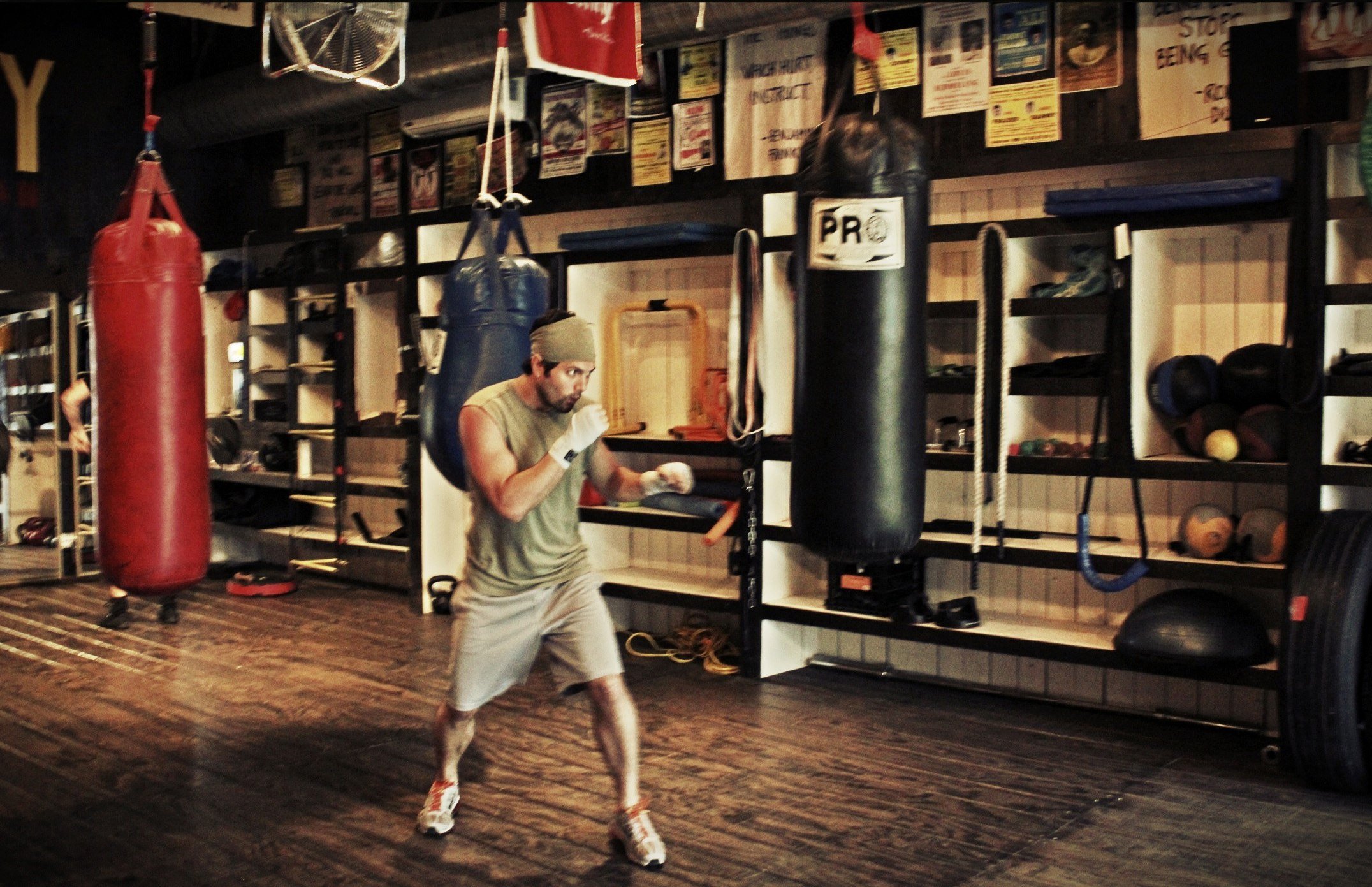 Boxing club. Боксерские залы в Лос Анджелесе. Старый боксерский зал. Американский боксерский зал. Зал бокса в Америке.