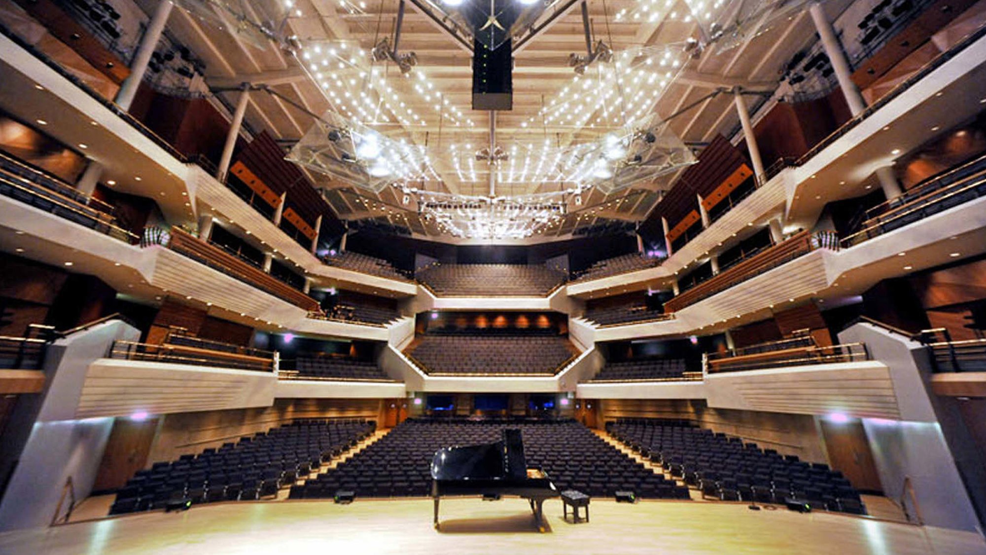 Вместимость самых больших концертных залов. Концертный зал. Концертные залы. Вид со сцены театра. Красивый концертный зал.
