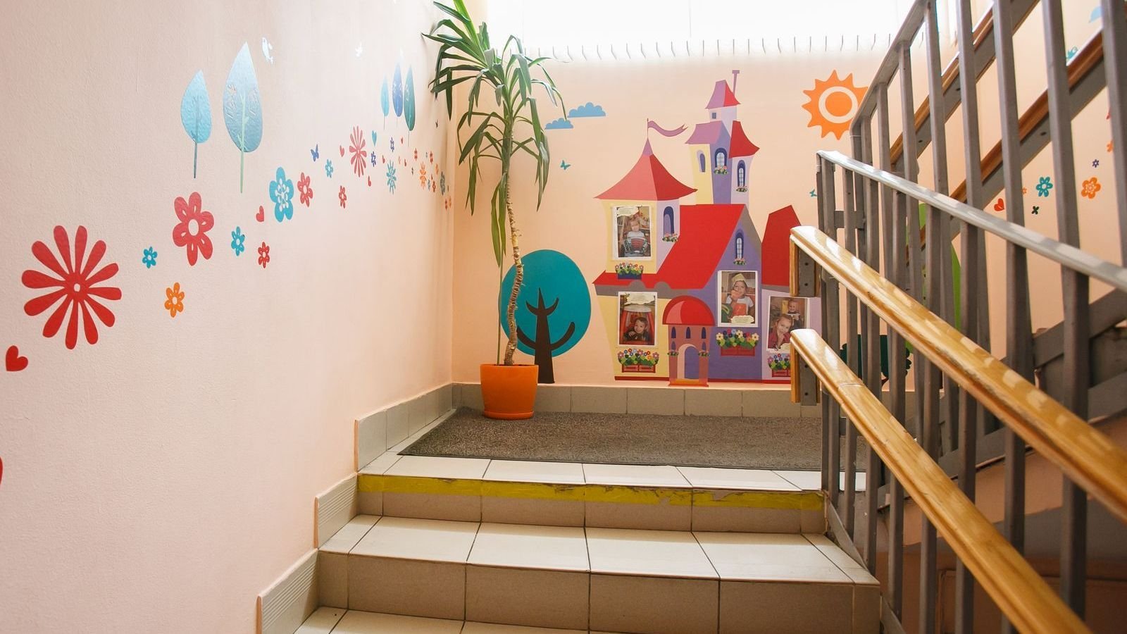Украшение лестницы в детском саду (64 фото)