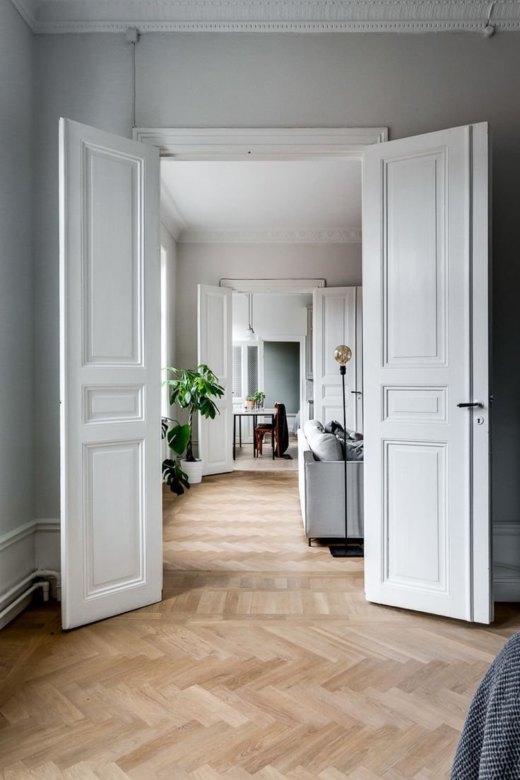 Белые двери в интерьере дома