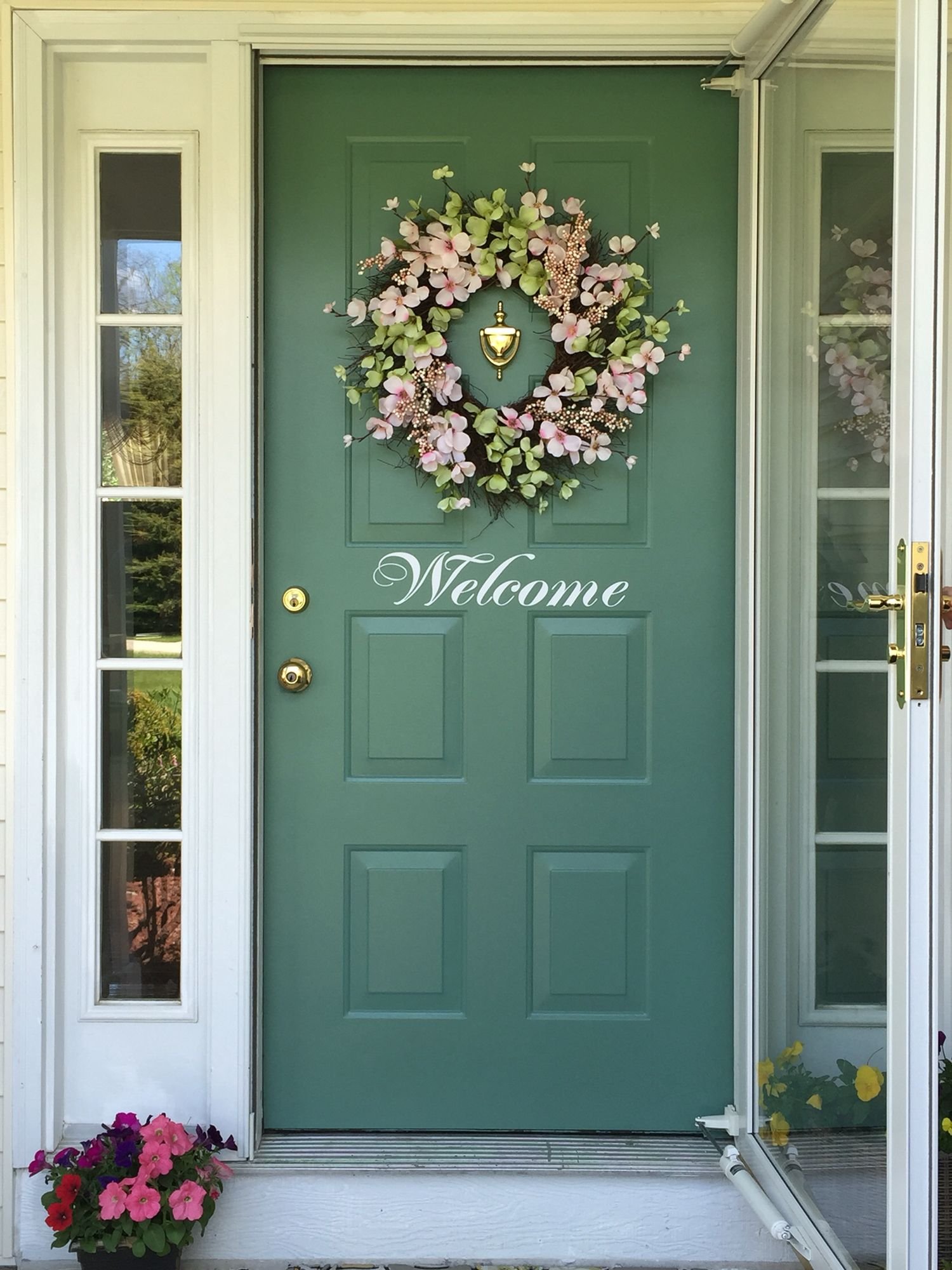 Как красиво оформить дверь. Декор двери. Красивые цветные двери. Дверь в цветах. Зеленая входная дверь.