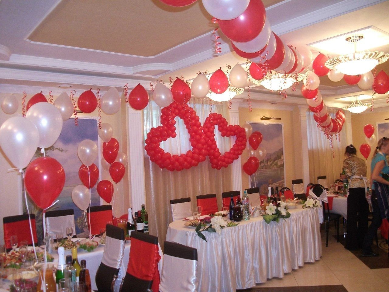 Основным элементом украшения зала на свадьбу будут воздушные шары.